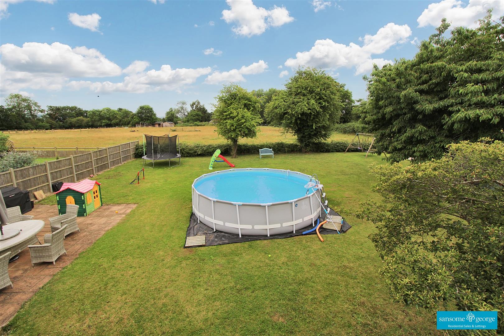 5 bed property in Farm Drive, Reading